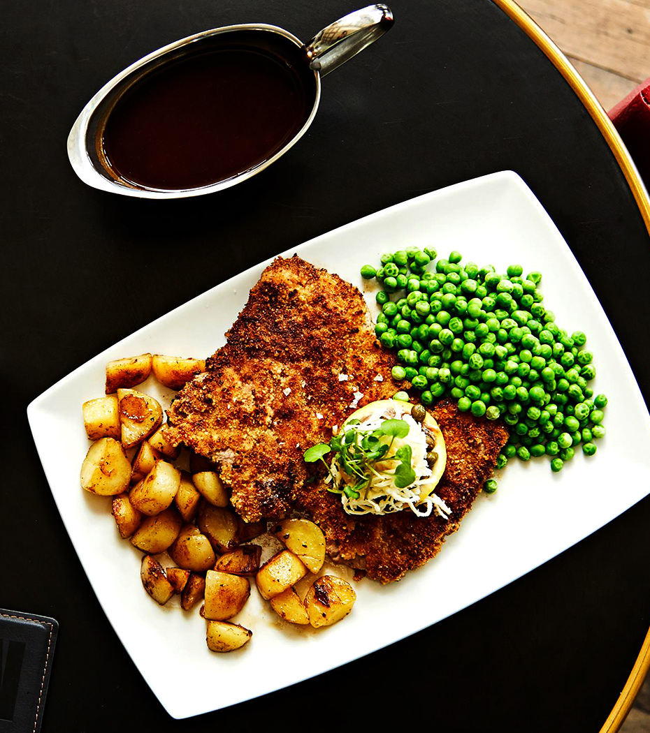 Daddy’s wienerschnitzel med brasede kartofler, ærter, citron og brun sauce